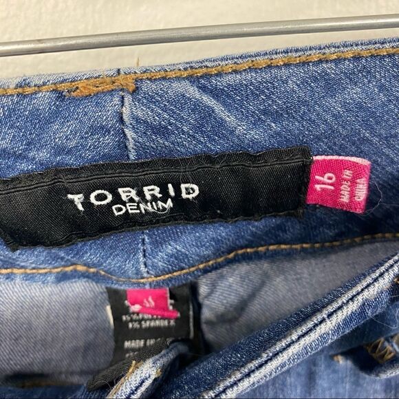 TORRID 3 button Light Wash Jeggings - Picture 3 of 6